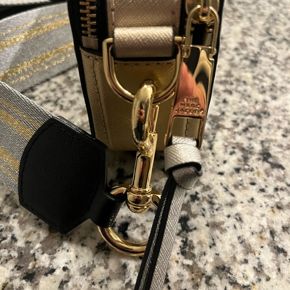 Marc Jacobs Silver/ Gold Metallic Snapshot Crossbody Camera Bag NWOT - Picture 12 of 16